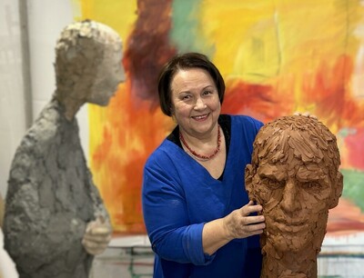 Pschema Karolak dans son atelier de sculpture Pschema Karolak dans son atelier de sculpture