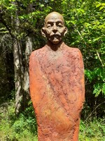 Visage d�une sculpture monumentale en b&eacute;ton patin&eacute;, installation Les Sages de Pschema Karolak