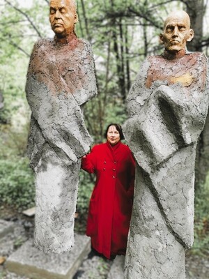 Pschema Karolak parmi ses sculptures béton monumentales Pschema Karolak parmi ses sculptures béton monumentales