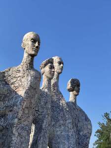 Sculpture B&eacute;ton Humania - Pschema Karolak place Robert Schuman Montbonnot-Saint-Martin