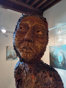 Sculpture en b&eacute;ton patin&eacute; � Installation Corps d&eacute;munis � hauteur 1m90