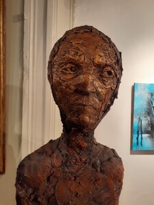 Sculpture en b&eacute;ton patin&eacute; � Installation Corps d&eacute;munis � hauteur 1m90