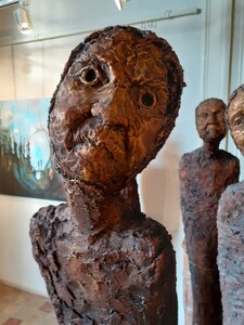 Sculpture en b&eacute;ton patin&eacute; � Installation Corps d&eacute;munis � hauteur 1m90