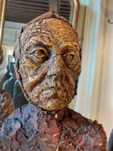 Sculpture en b&eacute;ton patin&eacute; � Installation Corps d&eacute;munis � hauteur 1m90