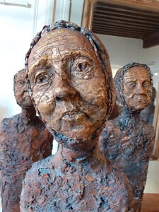 Sculpture en b&eacute;ton patin&eacute; � Installation Corps d&eacute;munis � hauteur 1m90