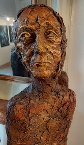 Sculpture en b&eacute;ton patin&eacute; � Installation Corps d&eacute;munis � hauteur 1m90