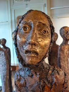 Sculpture en b&eacute;ton patin&eacute; � Installation Corps d&eacute;munis � hauteur 1m90