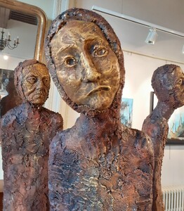 Sculpture en b&eacute;ton patin&eacute; � Installation Corps d&eacute;munis � hauteur 1m90