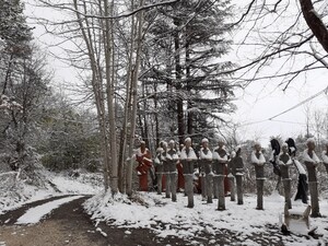 Installation b&eacute;ton patin&eacute; - Porteuses de lumi&egrave;re - Ensemble de 5 sculptures