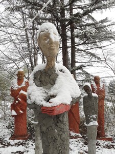 Installation b&eacute;ton patin&eacute; � 15 figures 1m90 � Porteuses de lumi&egrave;re