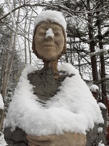 Sculpture en b&eacute;ton patin&eacute; � Installation Porteuses de lumi&egrave;re � hauteur 1m900