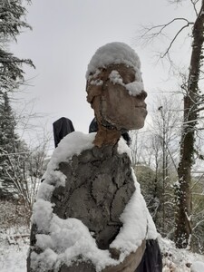 Sculpture en b&eacute;ton patin&eacute; � Installation Porteuses de lumi&egrave;re � hauteur 1m900