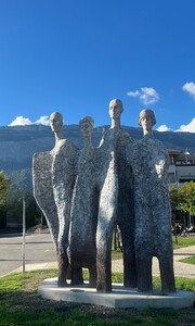 Sculpture B&eacute;ton Humania - Pschema Karolak place Robert Schuman Montbonnot-Saint-Martin